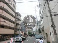 ビルが多数並ぶ通りに面しています