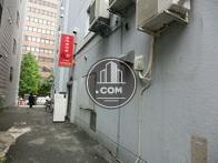 側道沿いに入口がございます