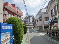 真っ直ぐに長く続く通り沿いにあります