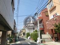 通りの交通量は多めです