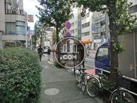 正面入口から見た周辺です