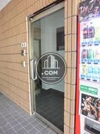 ガラス戸を開けて中に入ります