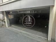 地下は駐車場です