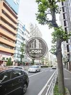様々なビルが立ち並ぶ通り