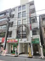 中央の窓が特徴です