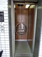 カゴ内の壁は木製です