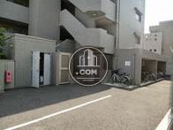 裏側に駐輪所やごみ捨て場があります