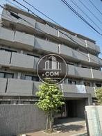 シックな外観と角地に建っているという事で目立つ物件でございます
