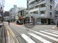 正面道路は道幅が狭めです