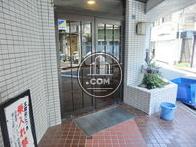 立派な扉の付いた正面玄関です