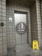 銀色のエレベーターです