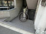 入口部分には小さな階段があります