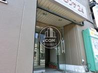 右横には自動販売機があります。