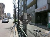 広めの歩道に面した建物入口です。