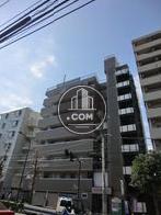 入口は1階の右側にあります。