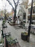 目の前は人通りの多いオシャレな通り