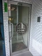 ガラス張りの大きな玄関ドア