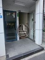 右が上の階への階段で、左が地下区画への階段です