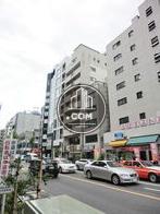 道路の反対側から見た外観