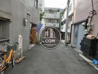 この奥左手が入口です