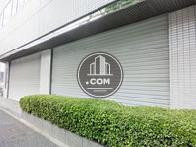 歩道に面してシャッターを設置