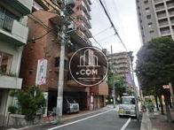 住宅街に建つマンションタイプのビルです