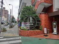 入口は大通りに面しています
