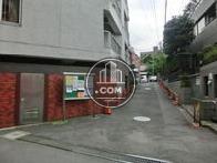 ビル裏側の通り