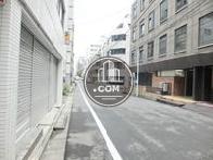 玄関前の通り
