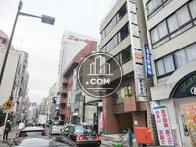 物件周辺は同じ高さのビルが並びます