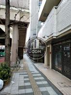 建物前の歩道