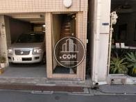 入口すぐが階段です