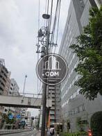 すぐ側に歩道橋があります