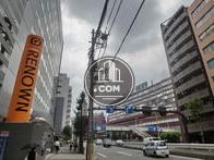 通りに向い側にもビルが並びます