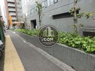 歩道との間には植込みがあります