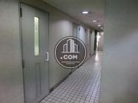 エントランス内には男女別トイレもあります
