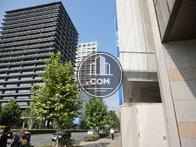 周辺は高層ビルが多く建ち並んでいます