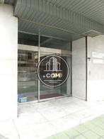 間口の広い玄関前