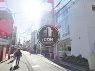 沢山の人が行き交うエリア