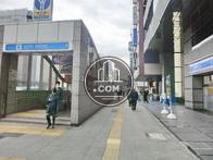 ビルの目の前に地下鉄出入り口があります