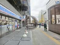 人通りの多い前面道路