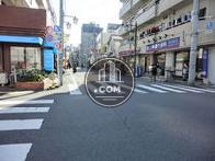 ビル周辺の道路です