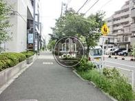 落ち着きのある側面通り