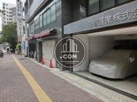 1階は駐車場と事務所