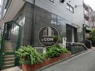 通りから入った場所にあります