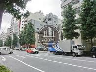 幅の広い正面道路