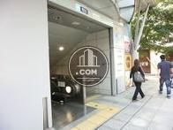表参道駅直結のエスカレーターと階段