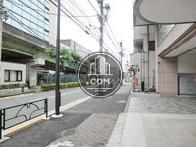 ゆとりのある玄関前エリア