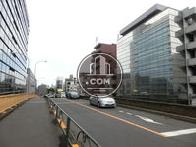 交通量の多い通り沿い