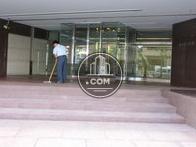 このビルにふさわしい豪華な玄関です